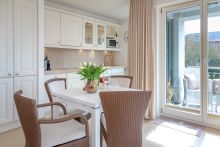 Appartement 10 - Blick vom Wohnzimmer auf die Küchenzeile und den Esstisch